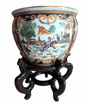 Vaso per pesci cinese in porcellana policroma e dorata con base in legno, metà '900