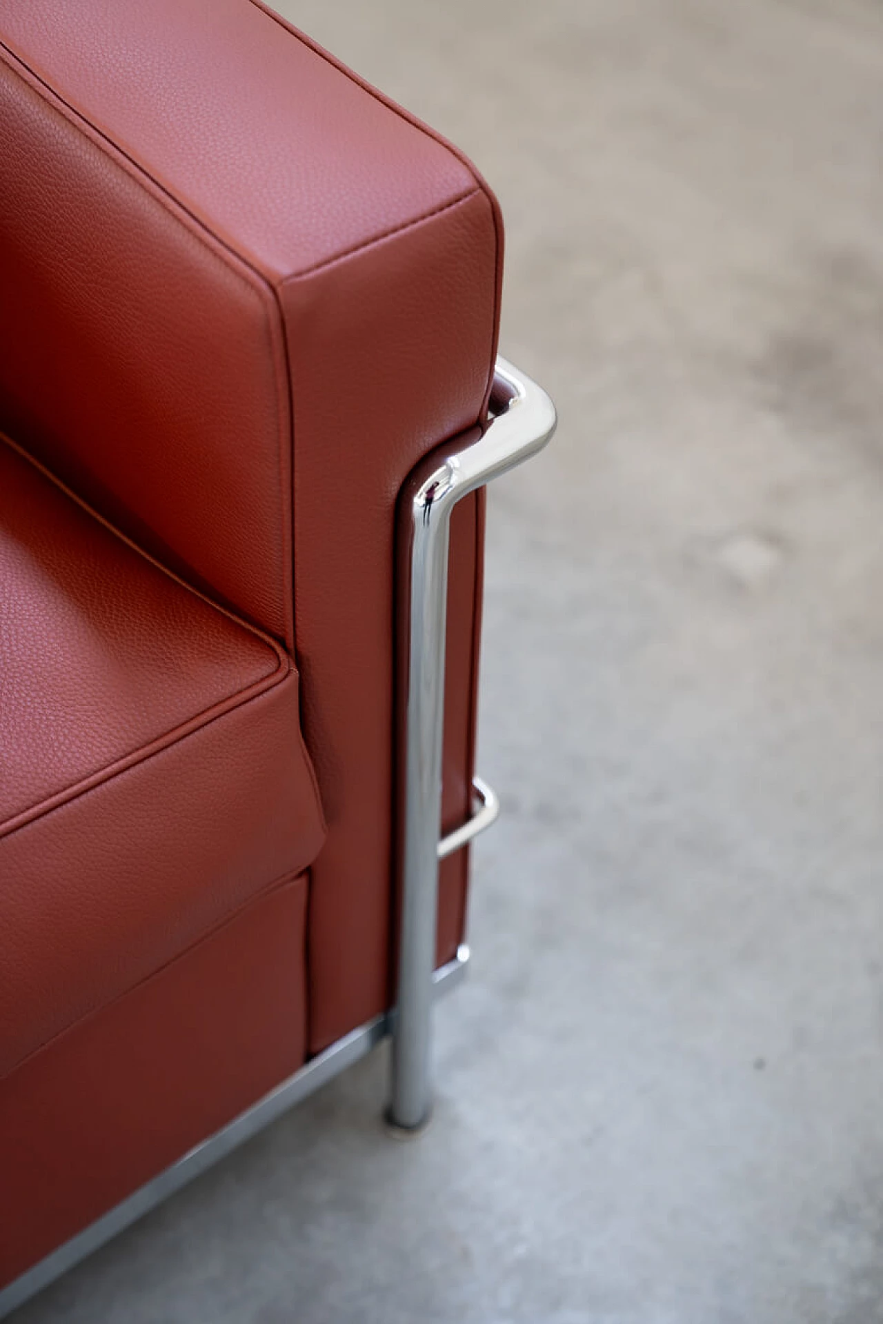 Coppia di poltrone LC2 Carmin Club Chair di Le Corbusier e Perriand per Cassina, anni '80 11
