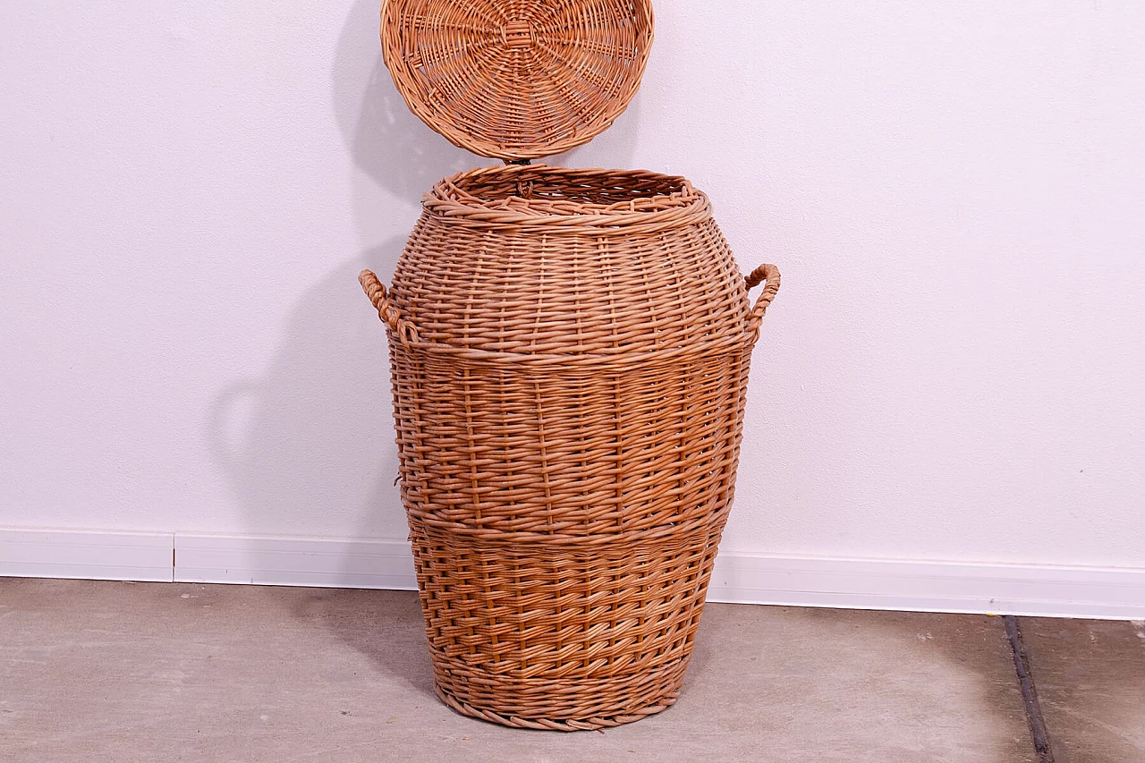Czechoslovakian wicker laundry basket, 1970s 4