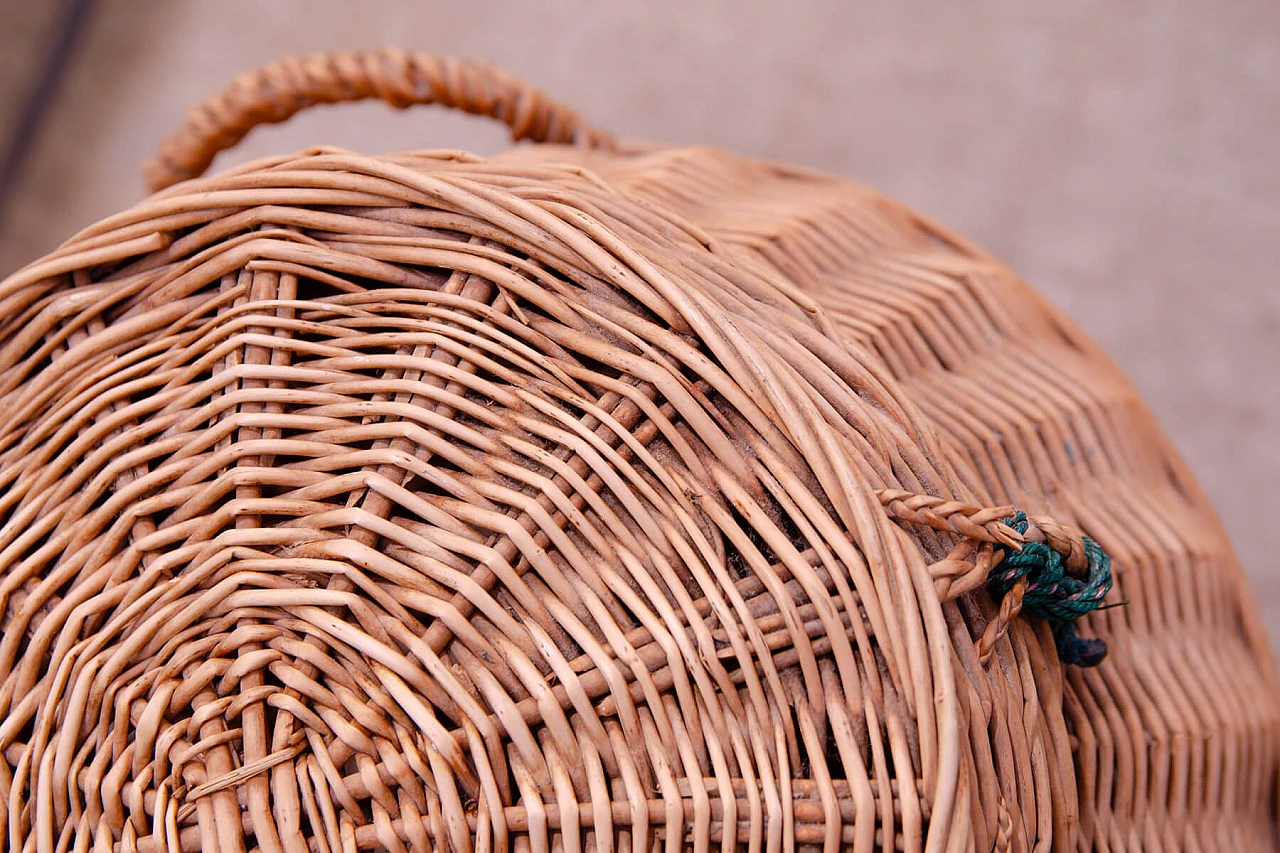 Cesto portabiancheria cecoslovacco in vimini, anni '70 9