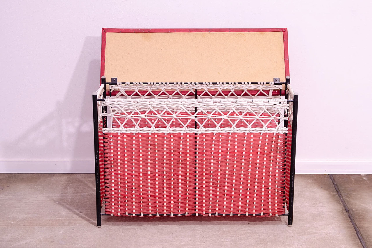 Cesto portabiancheria cecoslovacco in plastica e similpelle, anni '80 8