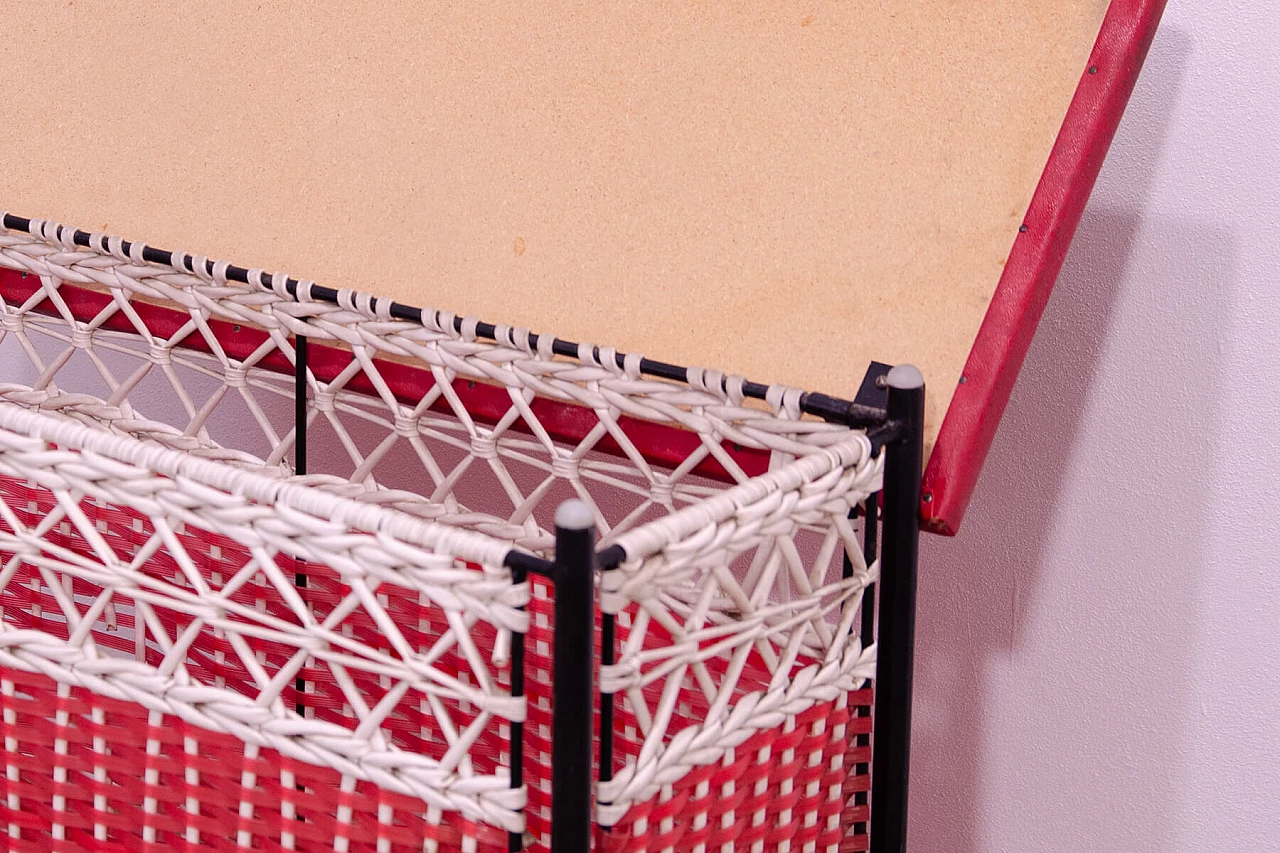 Cesto portabiancheria cecoslovacco in plastica e similpelle, anni '80 9