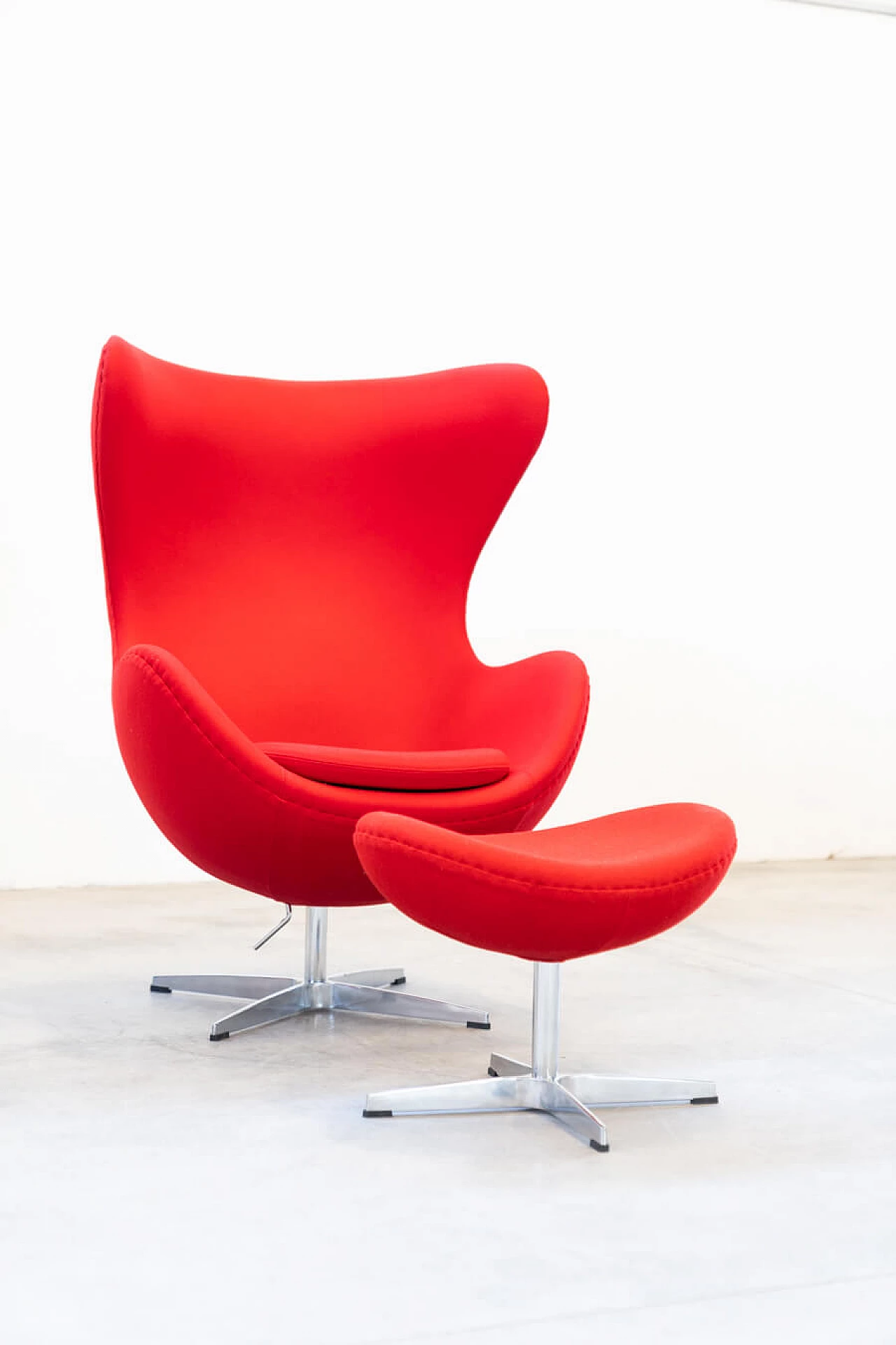 Egg Chair armchair and pouf by Arne Jacobsen for Fritz Hansen, 1980s 2