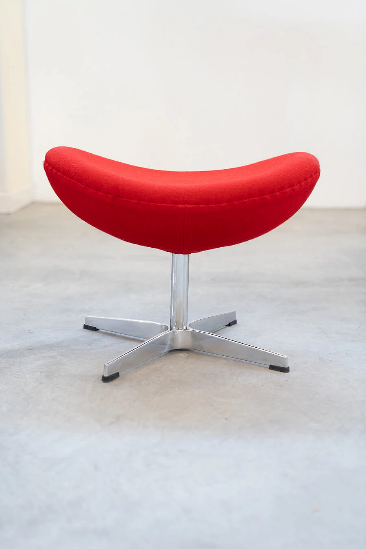 Egg Chair armchair and pouf by Arne Jacobsen for Fritz Hansen, 1980s 8