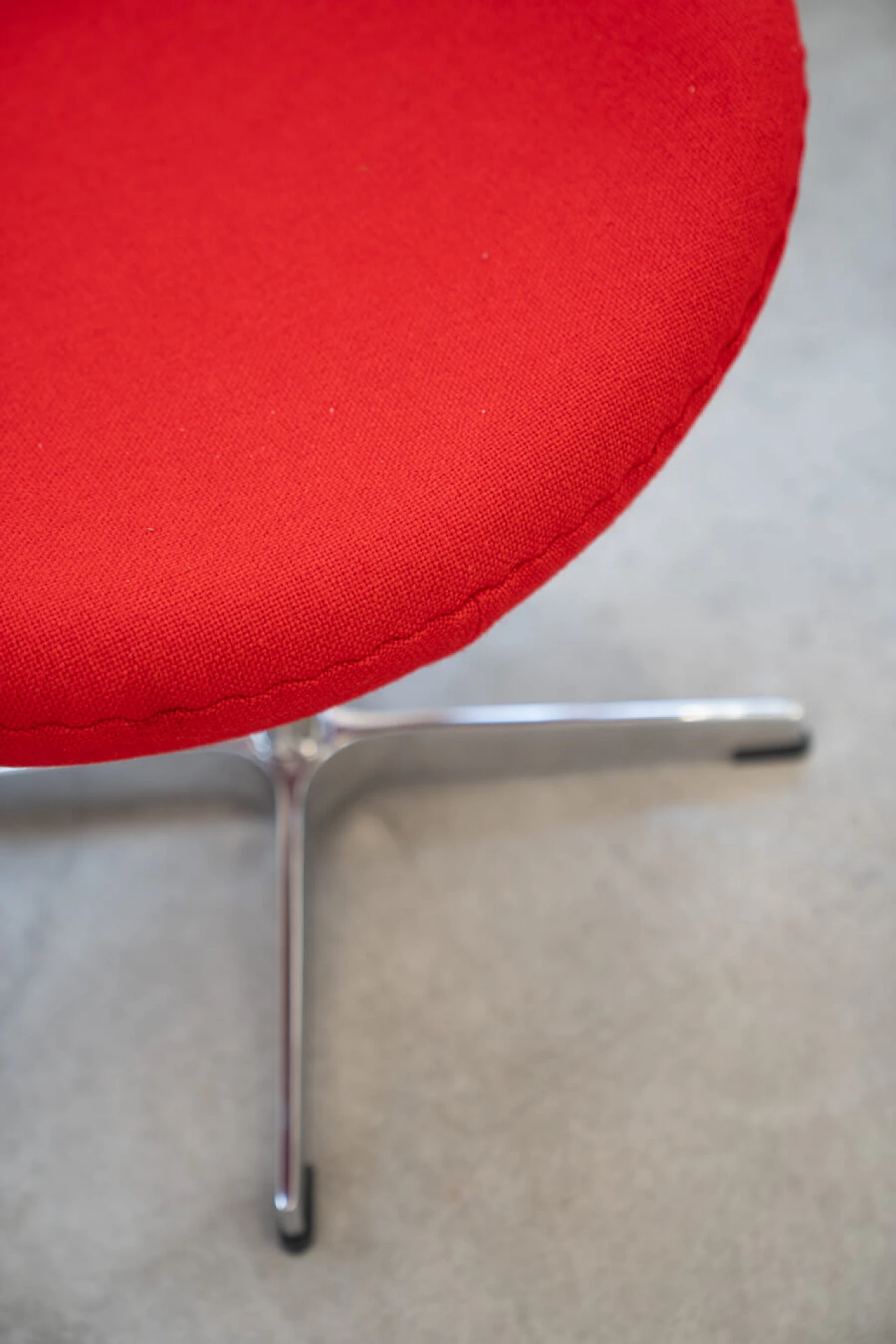 Egg Chair armchair and pouf by Arne Jacobsen for Fritz Hansen, 1980s 9