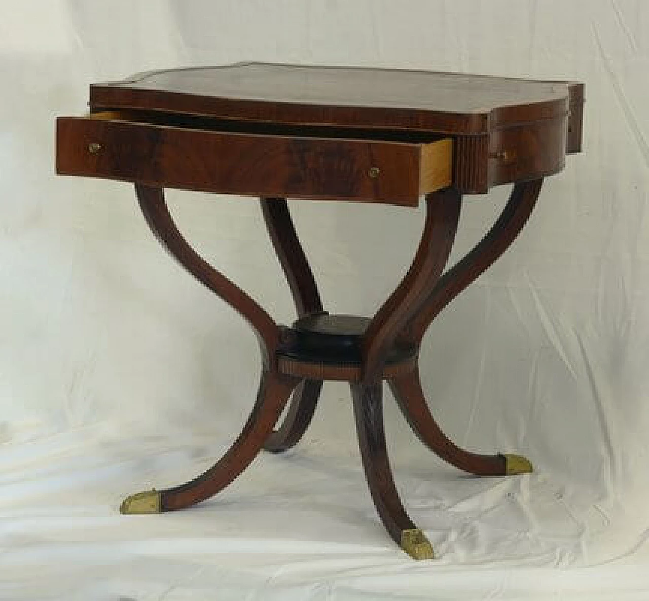Mahogany feather game table with bronze feet and knobs, 1920s 20