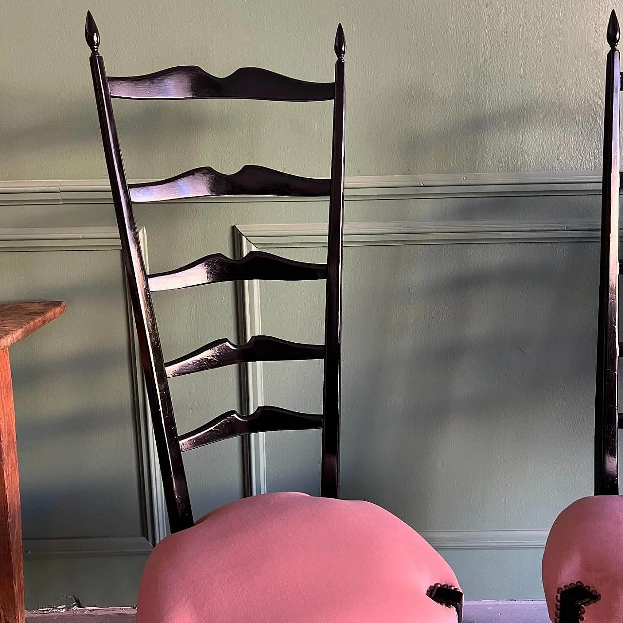 Pair of mahogany Chiavarine chairs attributed to Paolo Buffa, 1950s 3