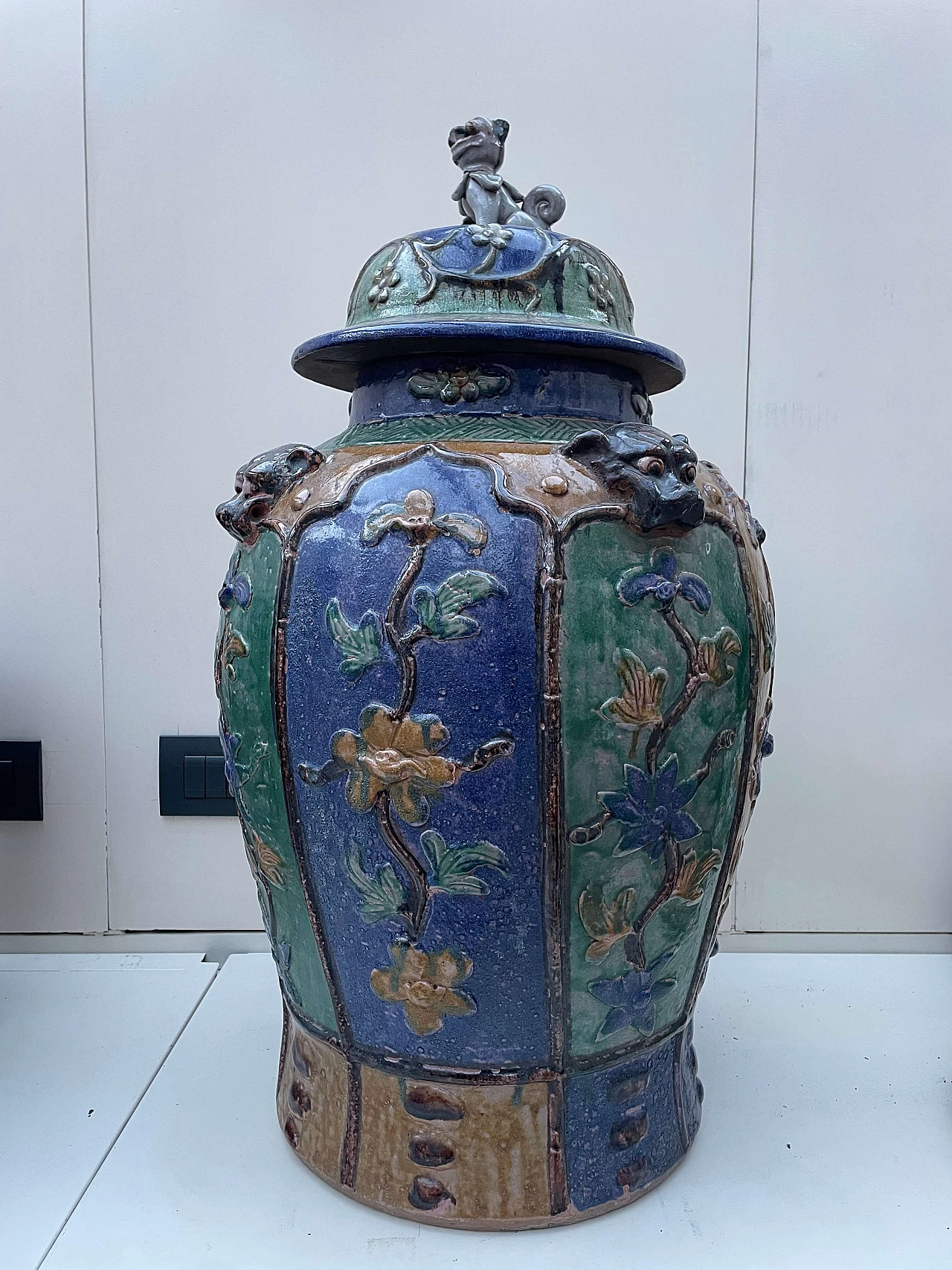 Chinese Sancai glazed earthenware vase, late 19th century 4