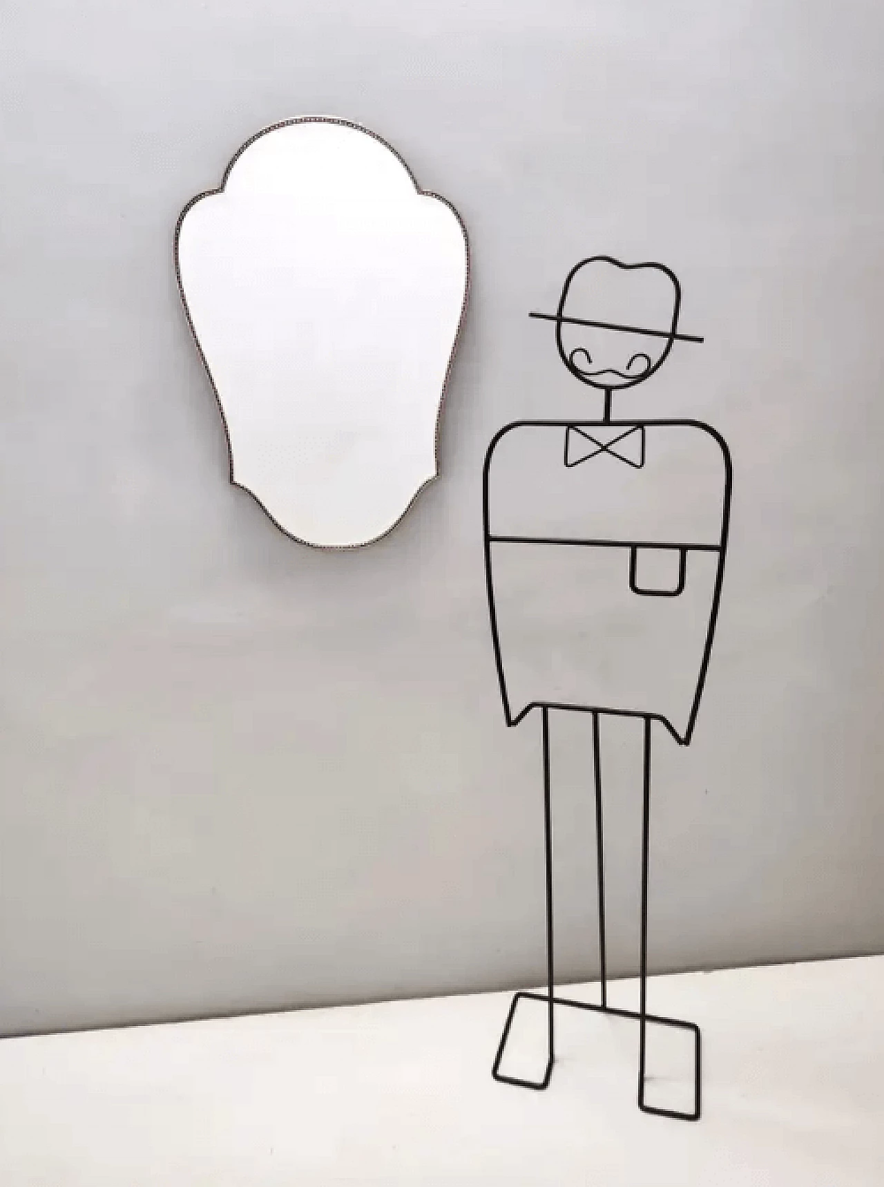 Specchio da parete smussato a forma di scudo in ottone, anni '50 2