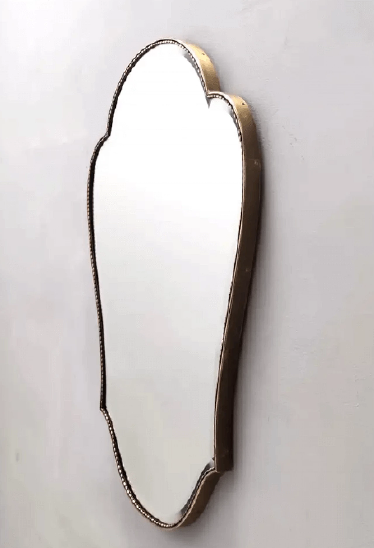 Specchio da parete smussato a forma di scudo in ottone, anni '50 4