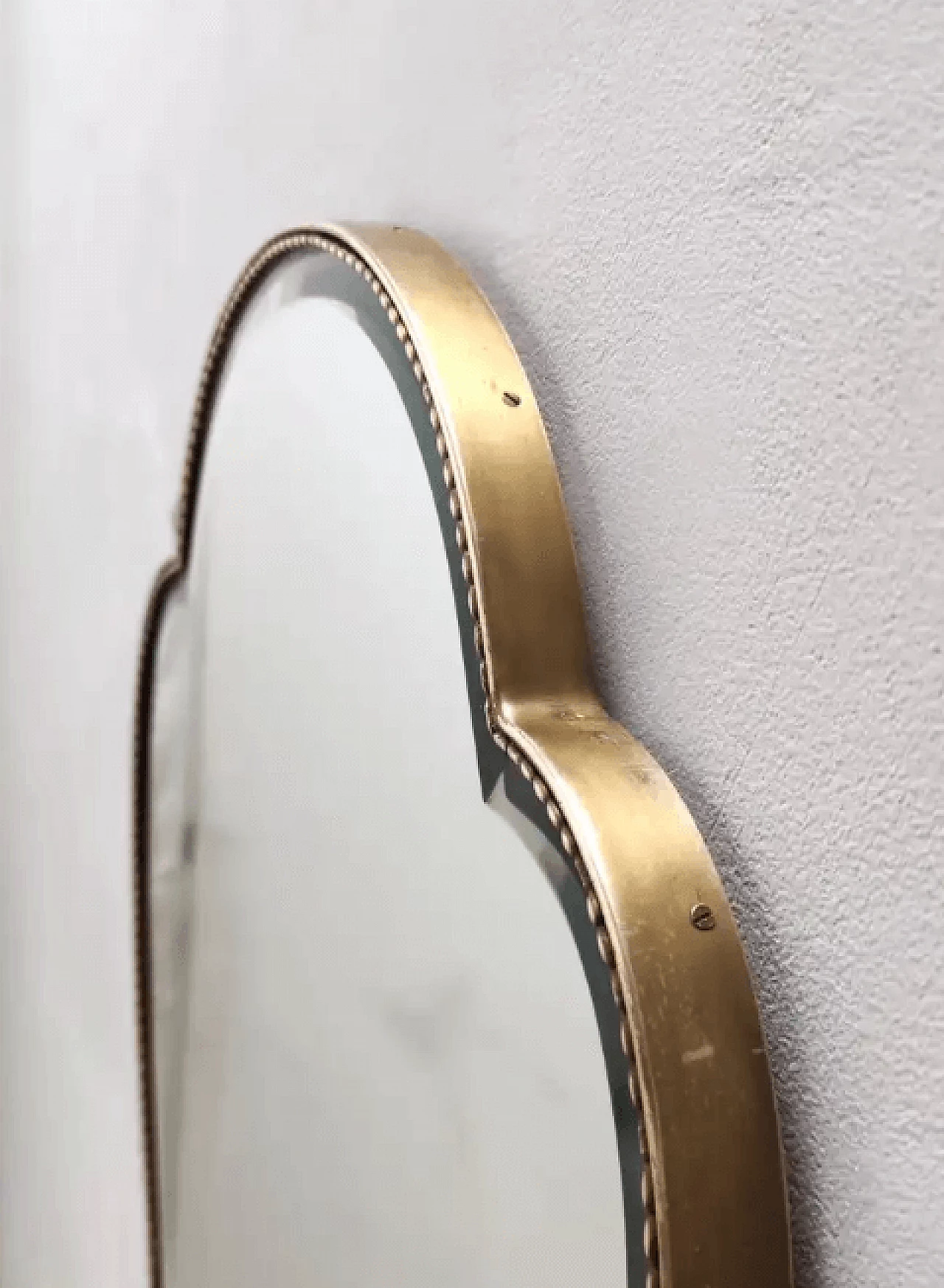 Specchio da parete smussato a forma di scudo in ottone, anni '50 6