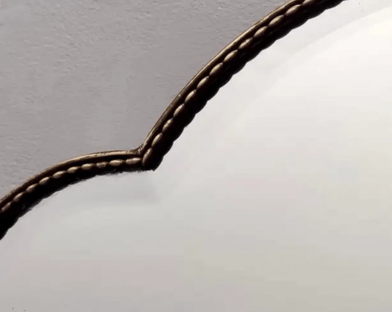 Specchio da parete smussato a forma di scudo in ottone, anni '50 7
