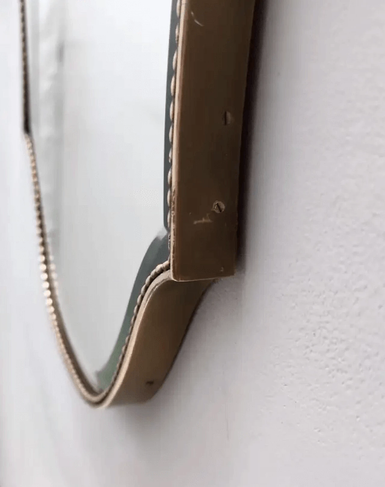 Specchio da parete smussato a forma di scudo in ottone, anni '50 9
