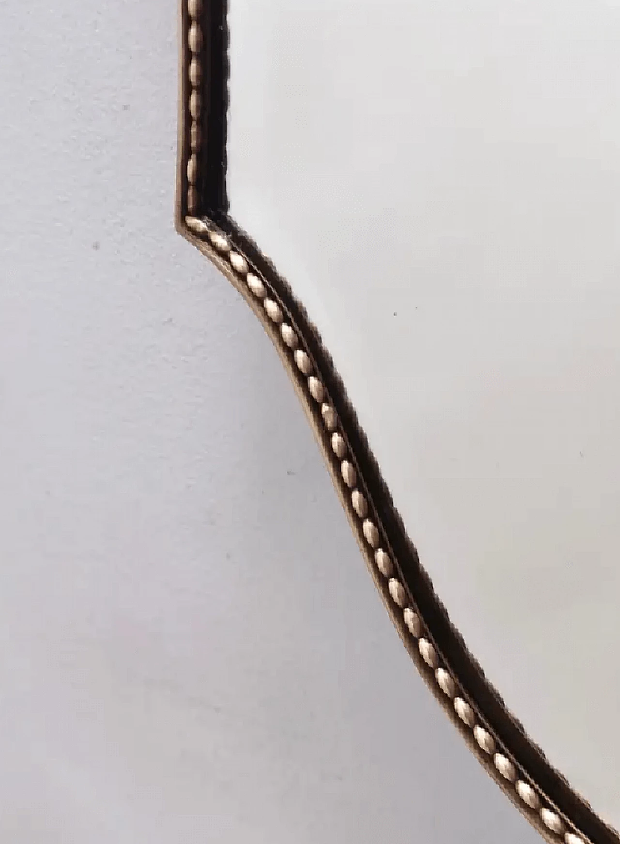 Specchio da parete smussato a forma di scudo in ottone, anni '50 10