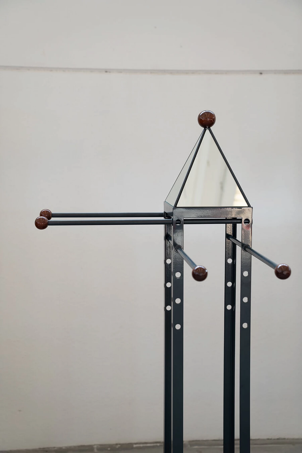 4 Floor coat racks in cherry wood, brass and iron, 1970s 13