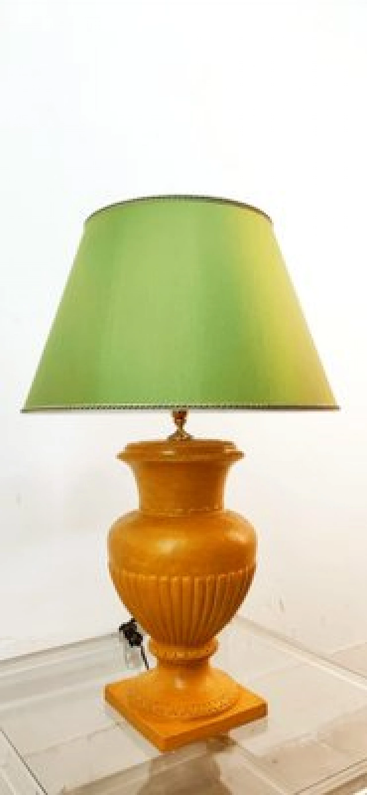 Lampada da tavolo in ceramica dorata con paralume verde, anni '70 1