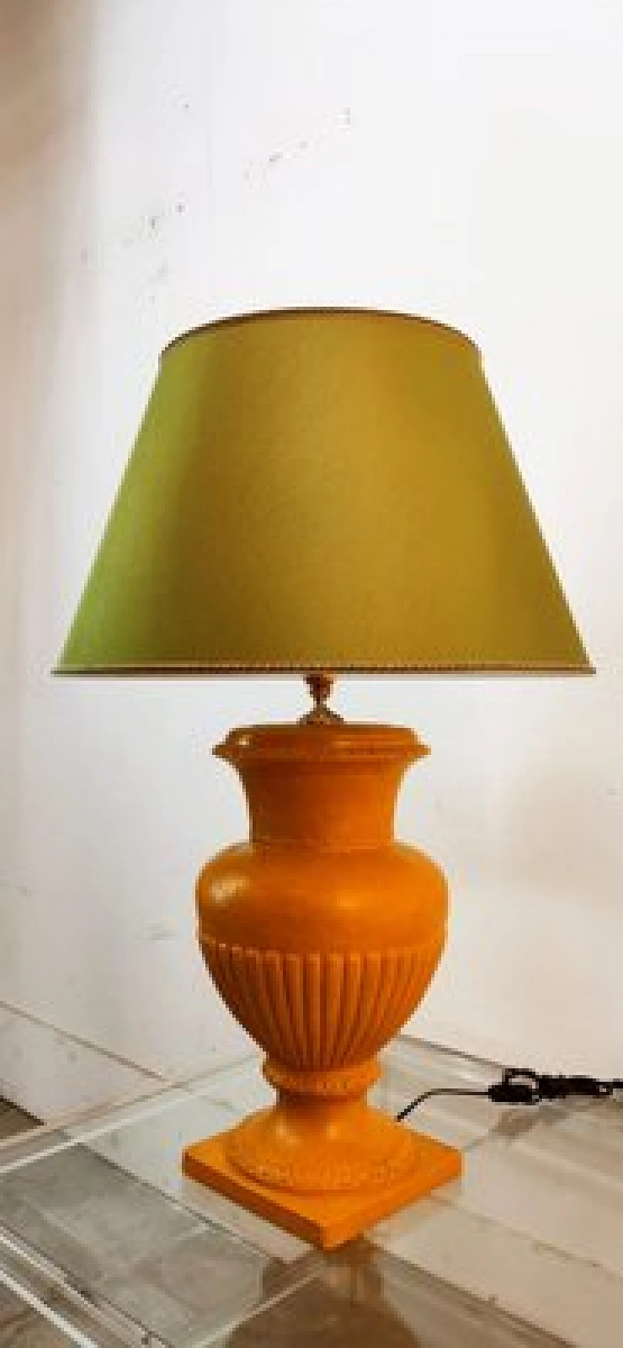 Lampada da tavolo in ceramica dorata con paralume verde, anni '70 2