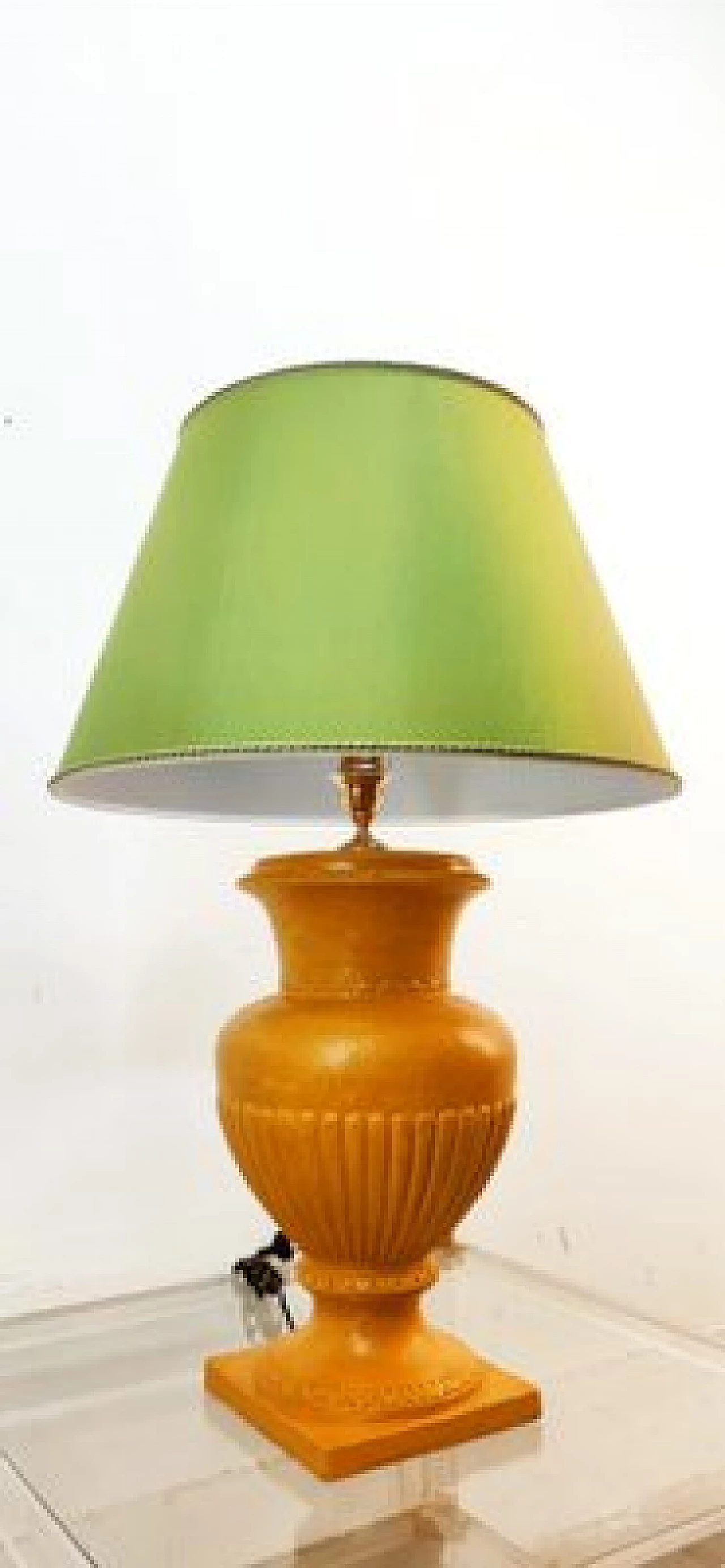 Lampada da tavolo in ceramica dorata con paralume verde, anni '70 3