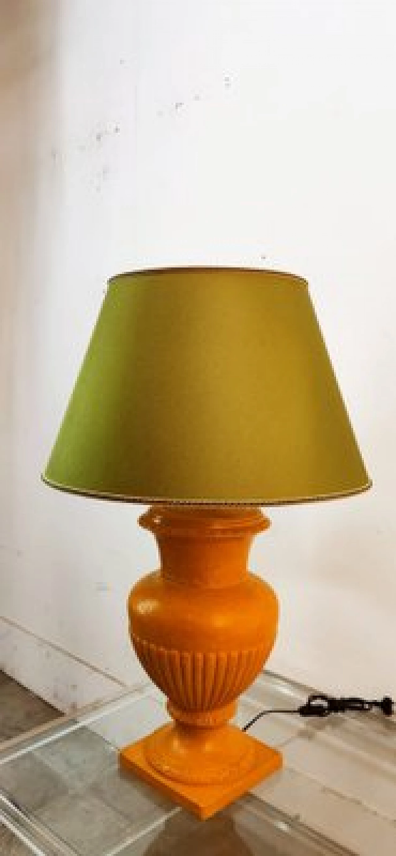 Gilded ceramic table lamp with green shade, 1970s 9