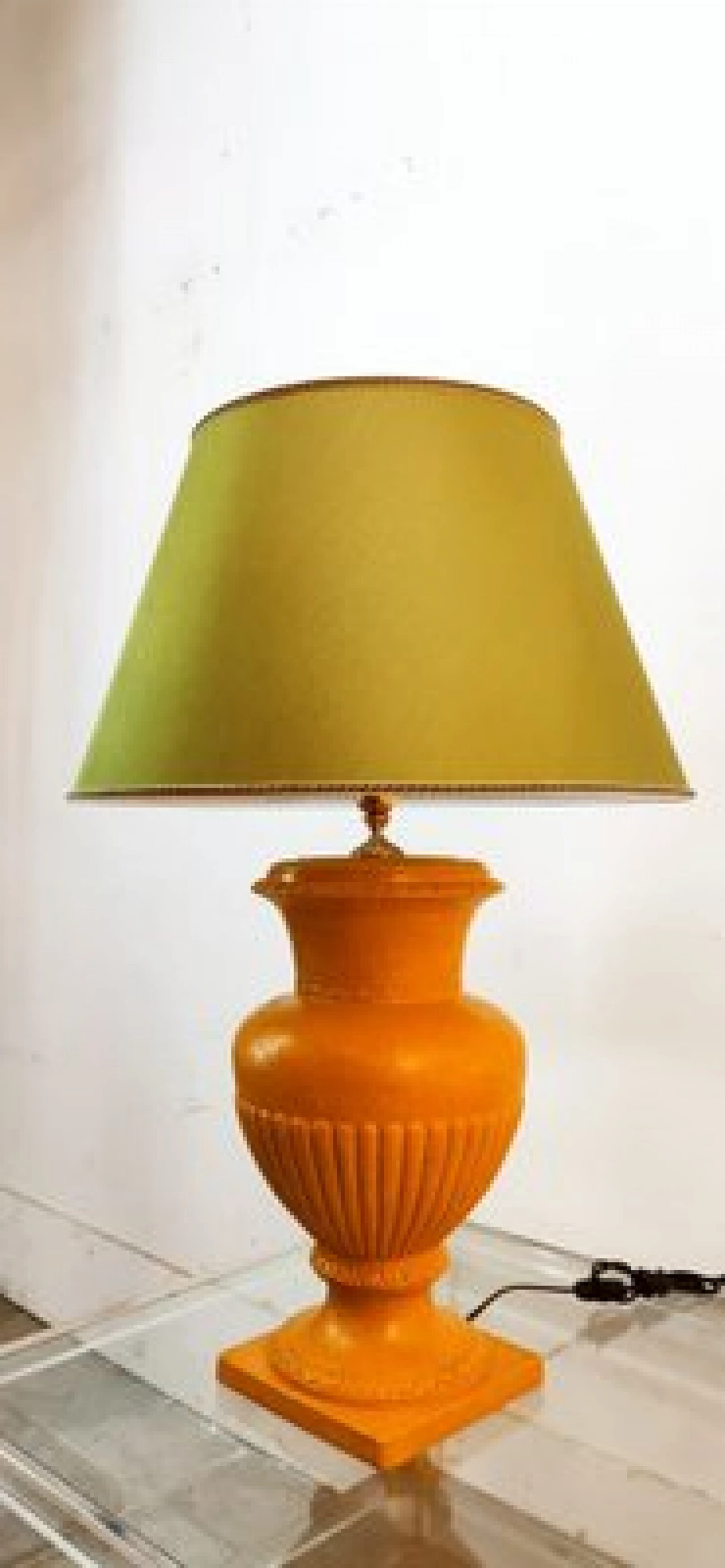 Lampada da tavolo in ceramica dorata con paralume verde, anni '70 10