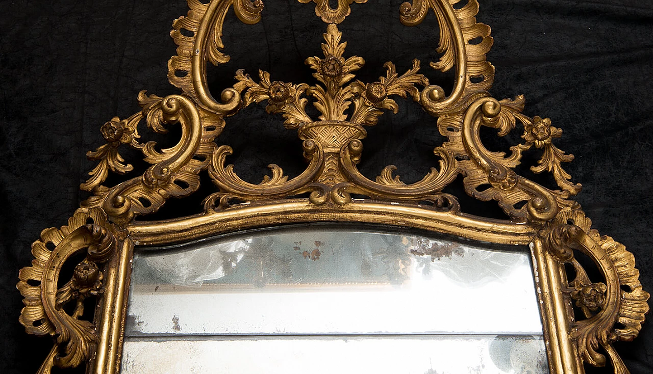 Specchiera Luigi XV napoletana in legno dorato e intagliato, '700 2