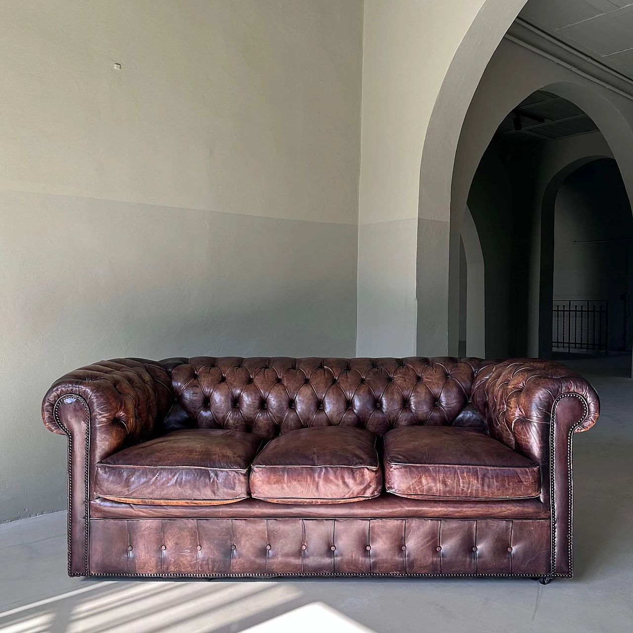 Divano Chesterfield inglese in pelle tabacco, inizio '900 1