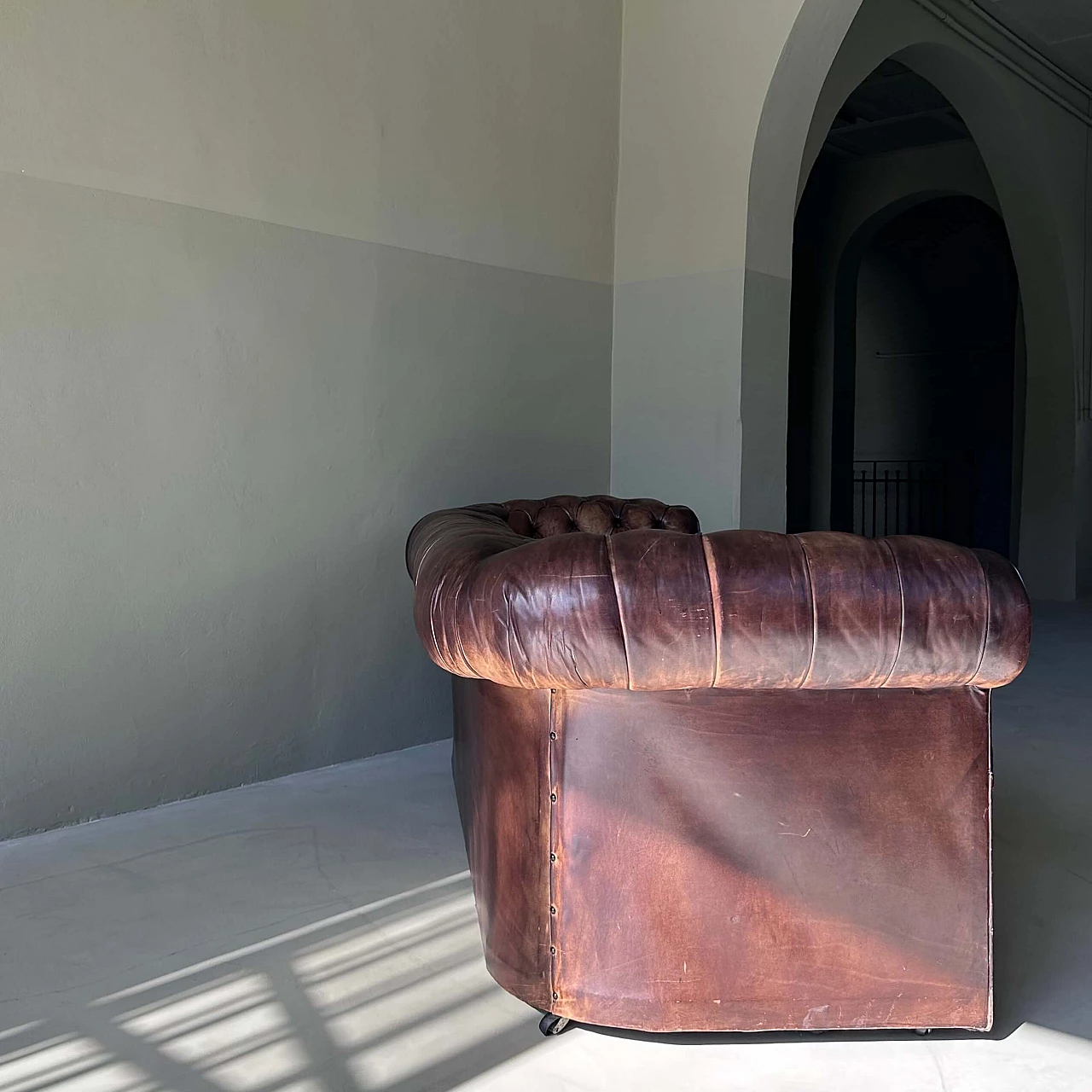 Divano Chesterfield inglese in pelle tabacco, inizio '900 2