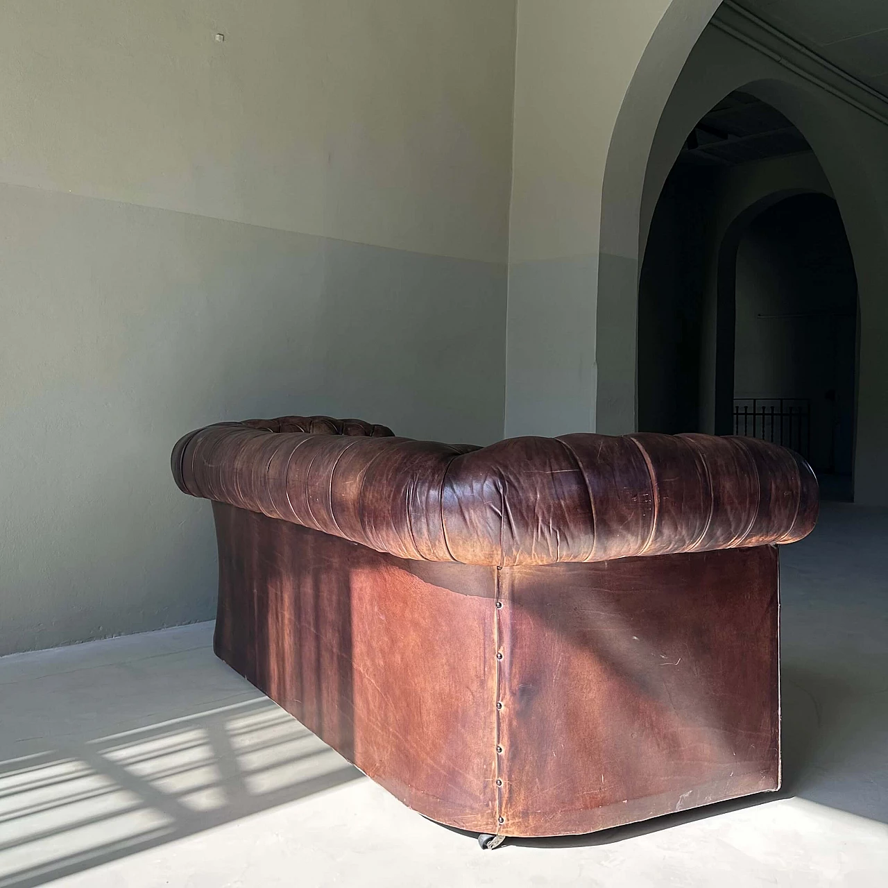 Divano Chesterfield inglese in pelle tabacco, inizio '900 3