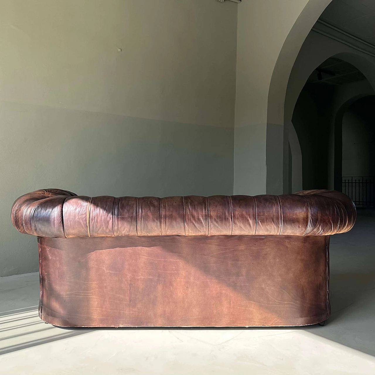 English tobacco leather Chesterfield sofa, early 20th century 4