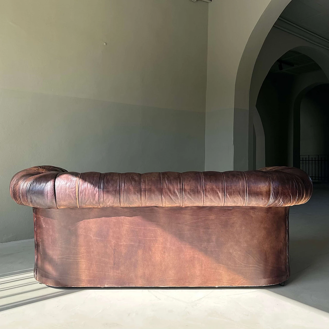 Divano Chesterfield inglese in pelle tabacco, inizio '900 4