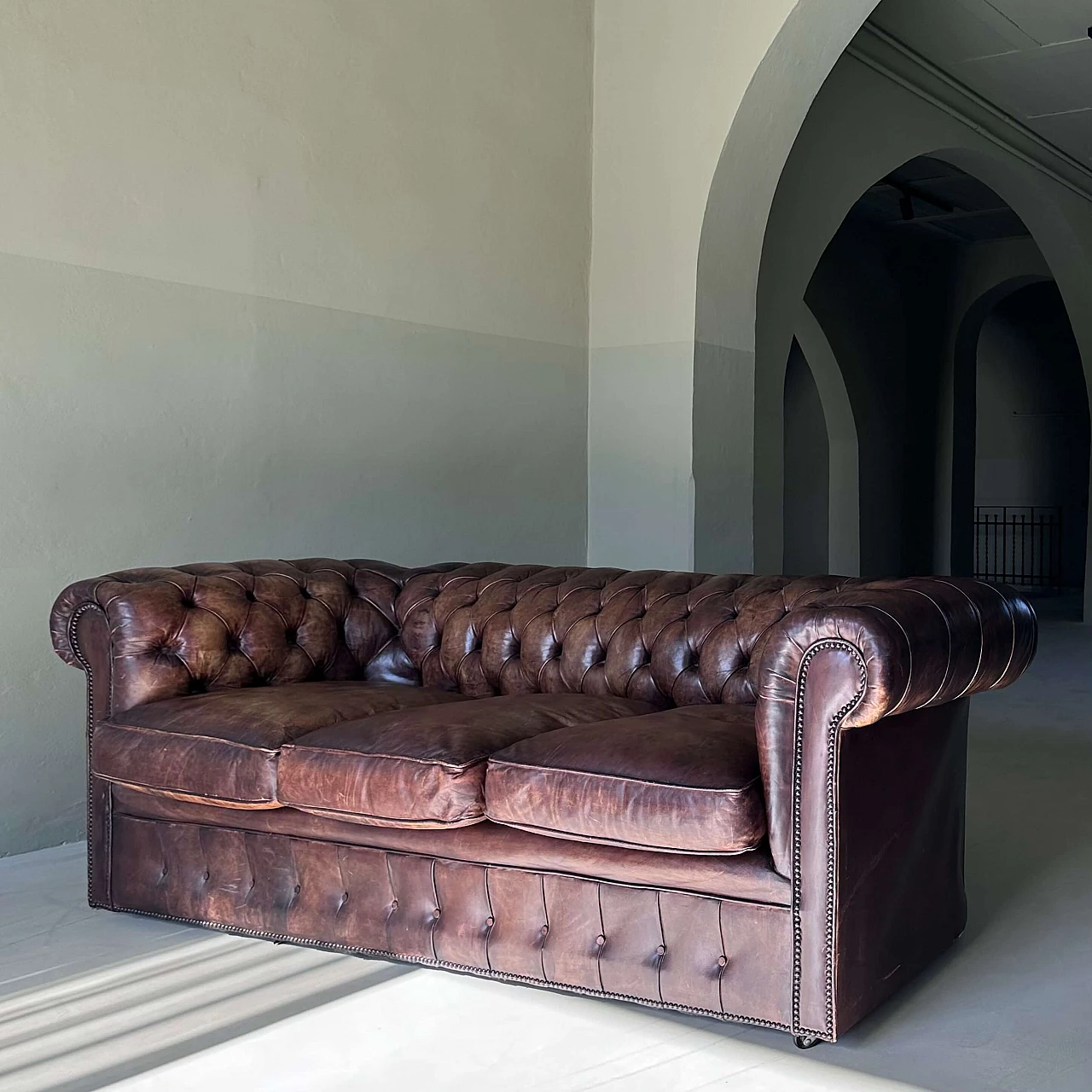 English tobacco leather Chesterfield sofa, early 20th century 5