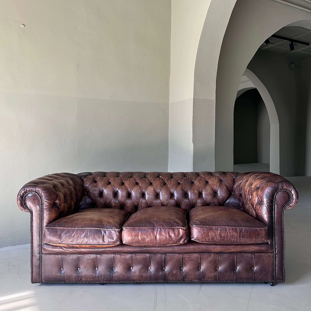 Divano Chesterfield inglese in pelle tabacco, inizio '900 6