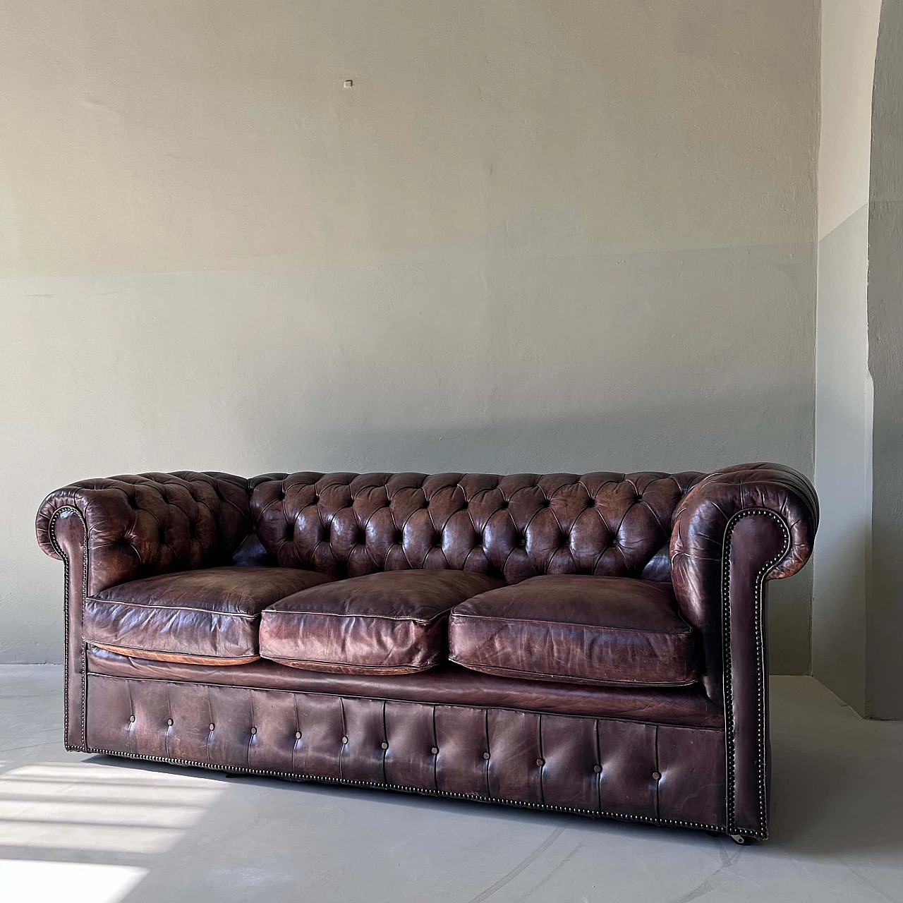 English tobacco leather Chesterfield sofa, early 20th century 7