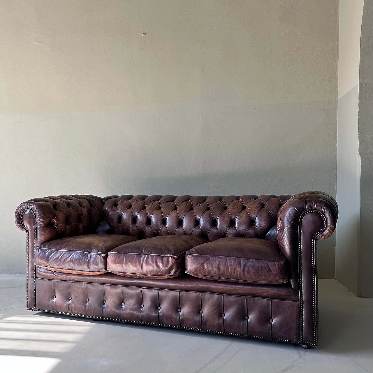 Divano Chesterfield inglese in pelle tabacco, inizio '900 7