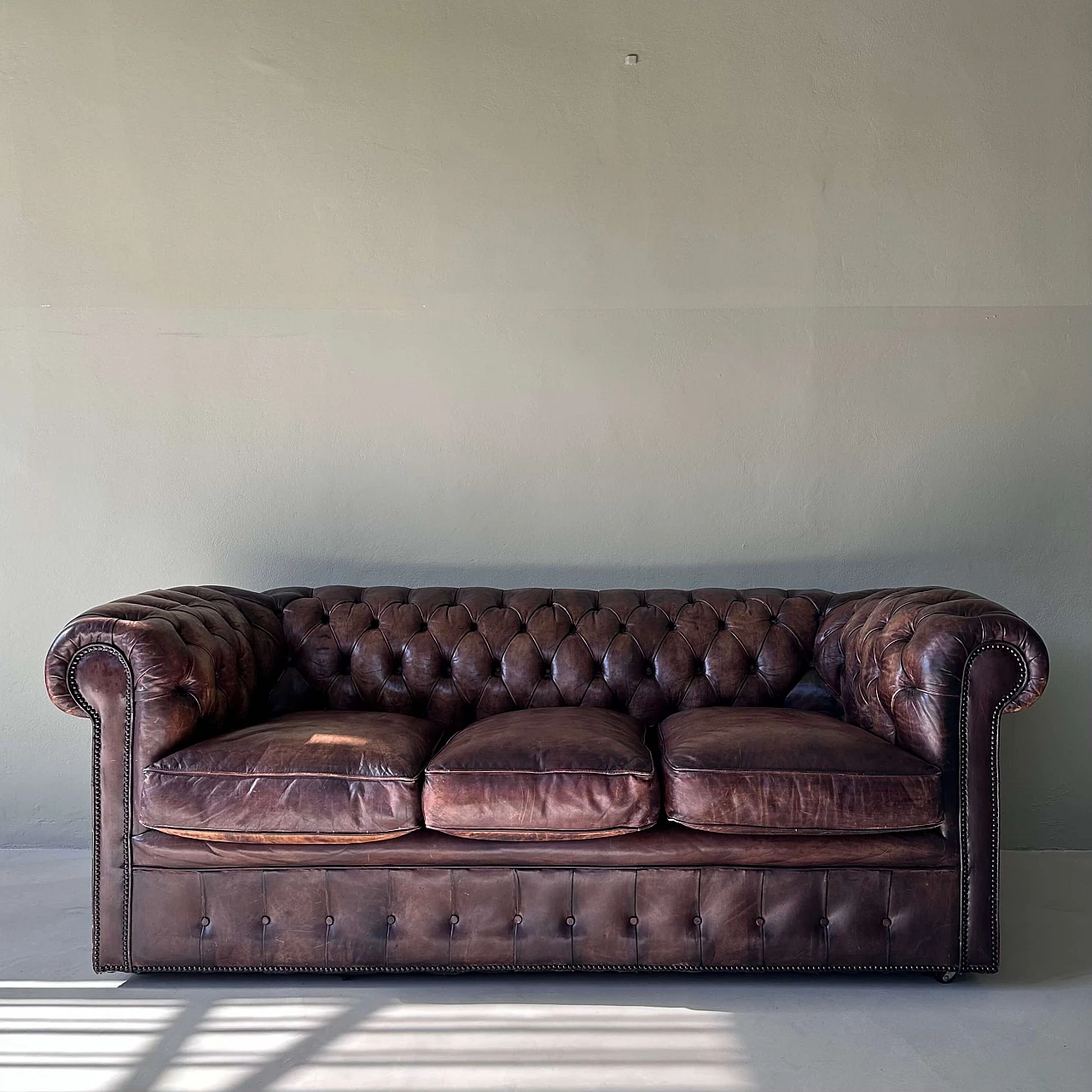 Divano Chesterfield inglese in pelle tabacco, inizio '900 8