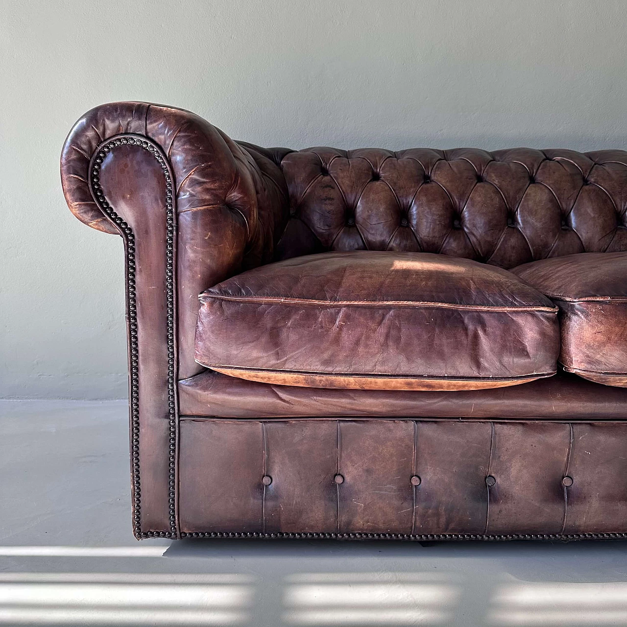 English tobacco leather Chesterfield sofa, early 20th century 9