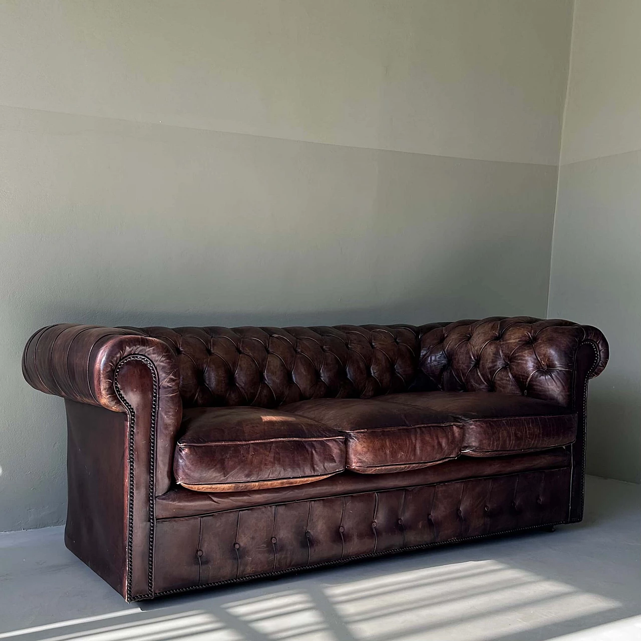 English tobacco leather Chesterfield sofa, early 20th century 10