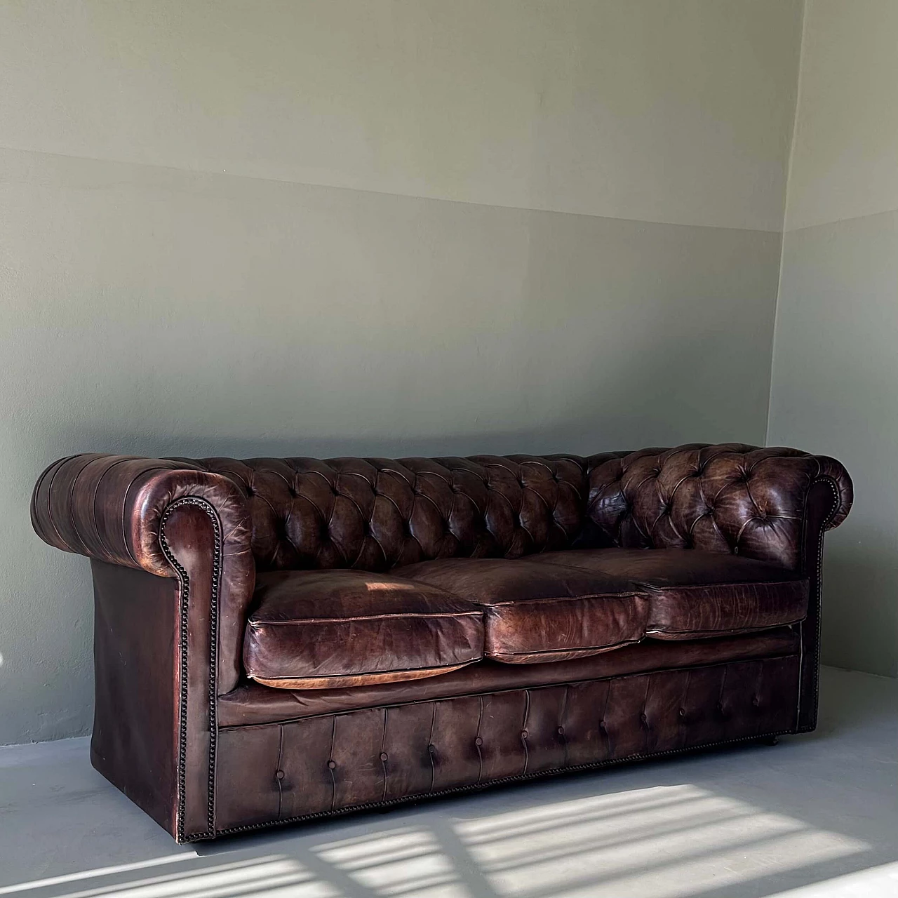 Divano Chesterfield inglese in pelle tabacco, inizio '900 10