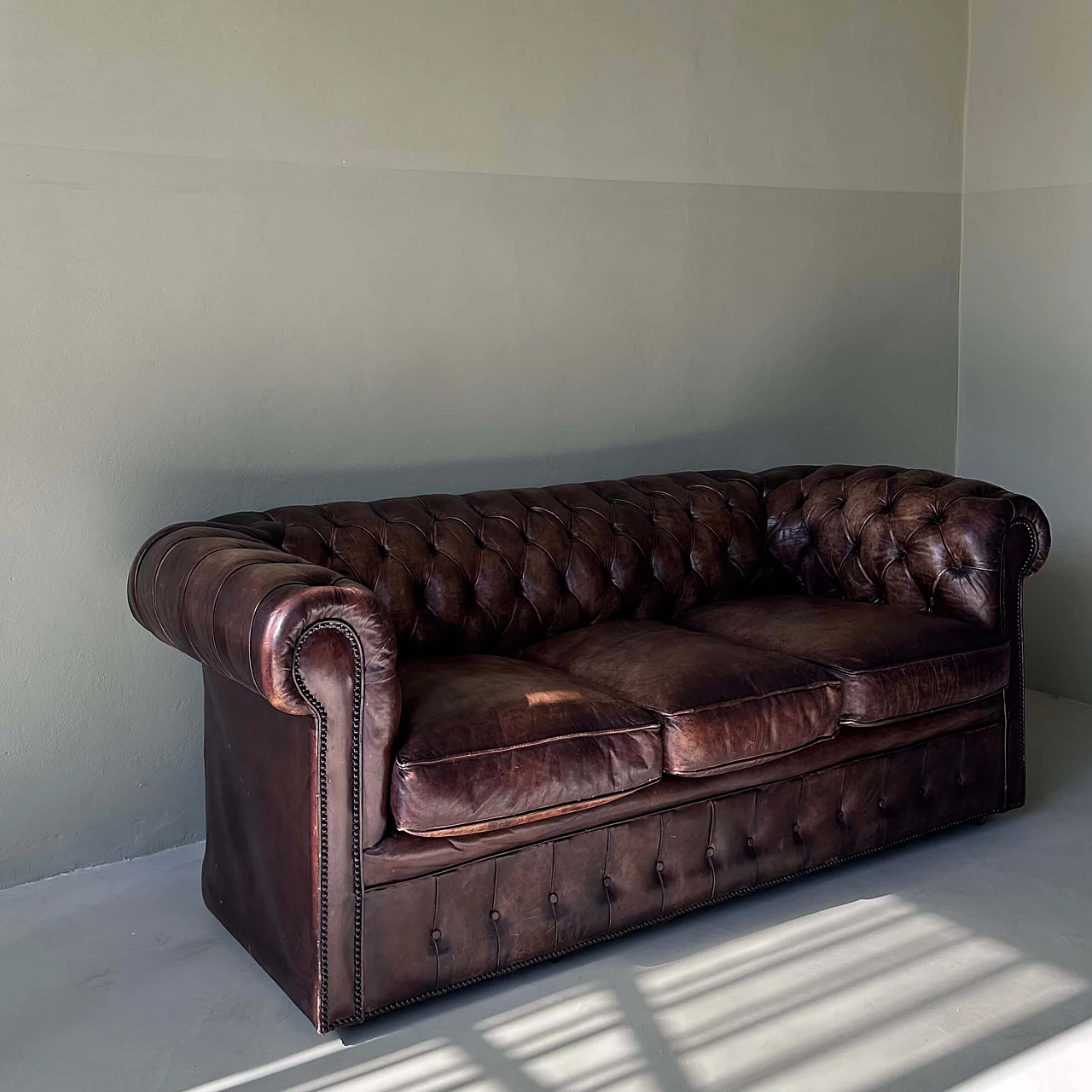 English tobacco leather Chesterfield sofa, early 20th century 11