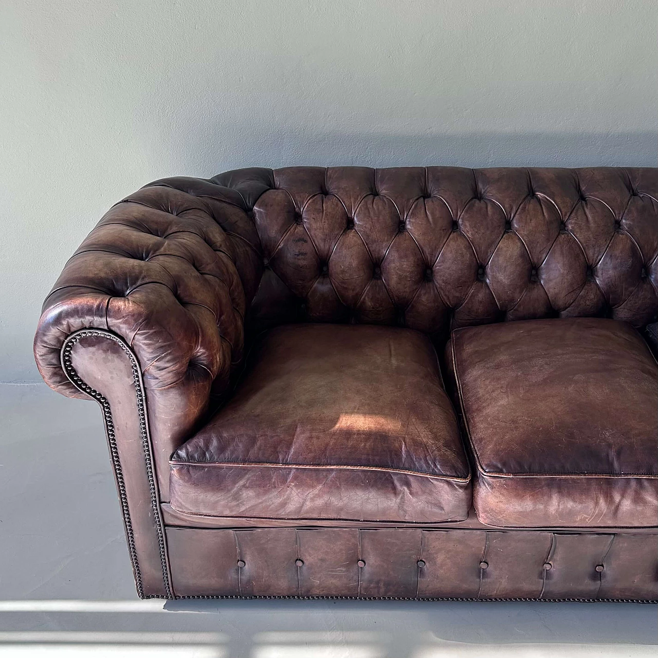 English tobacco leather Chesterfield sofa, early 20th century 12