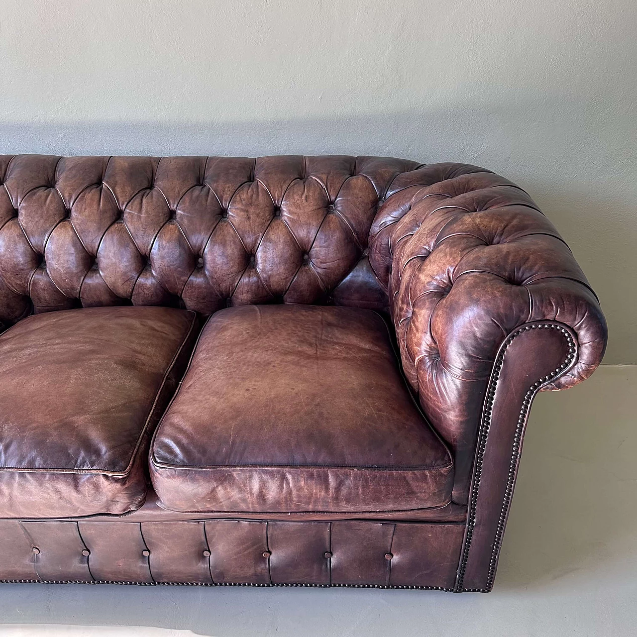 English tobacco leather Chesterfield sofa, early 20th century 13