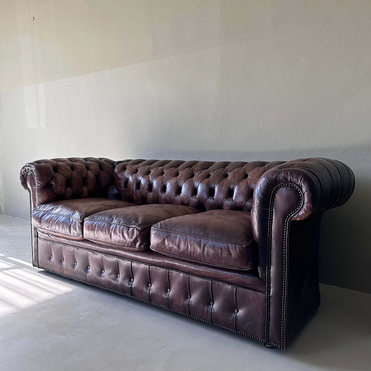 English tobacco leather Chesterfield sofa, early 20th century 14