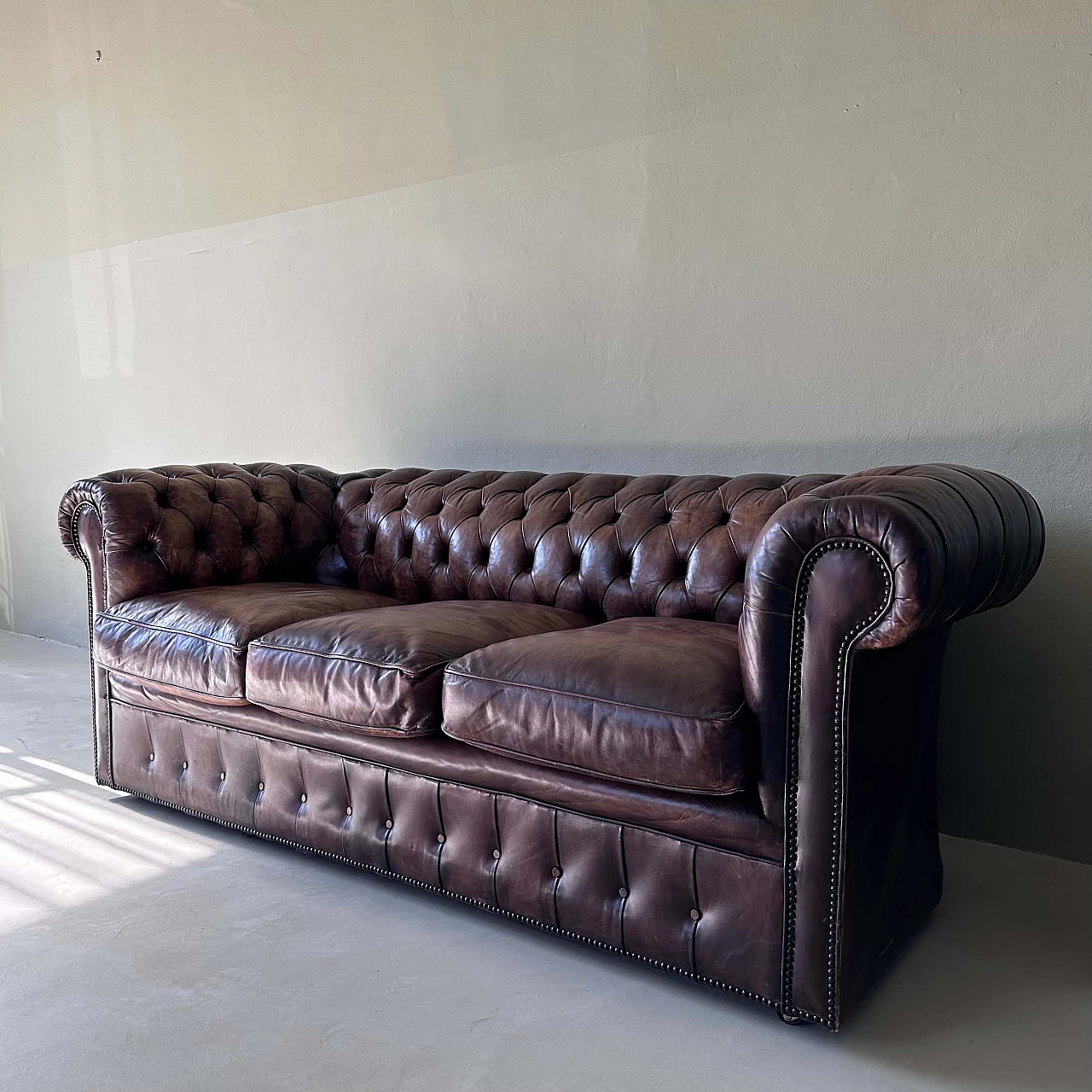 Divano Chesterfield inglese in pelle tabacco, inizio '900 14
