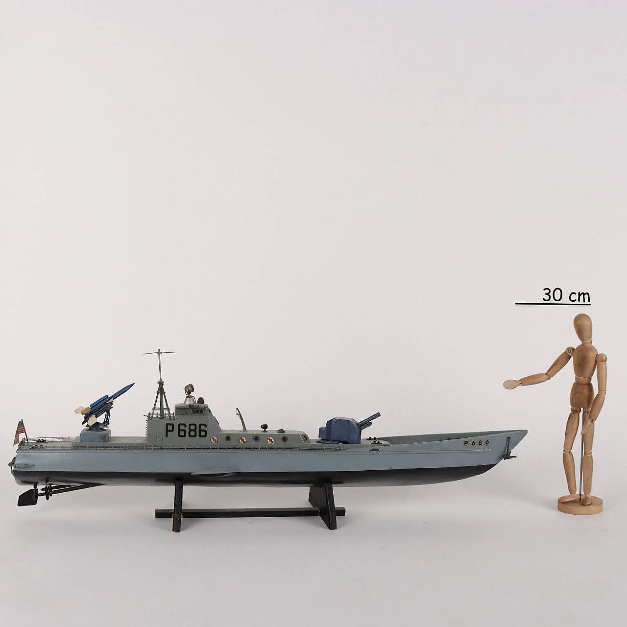 Modellino di nave da guerra in legno 2