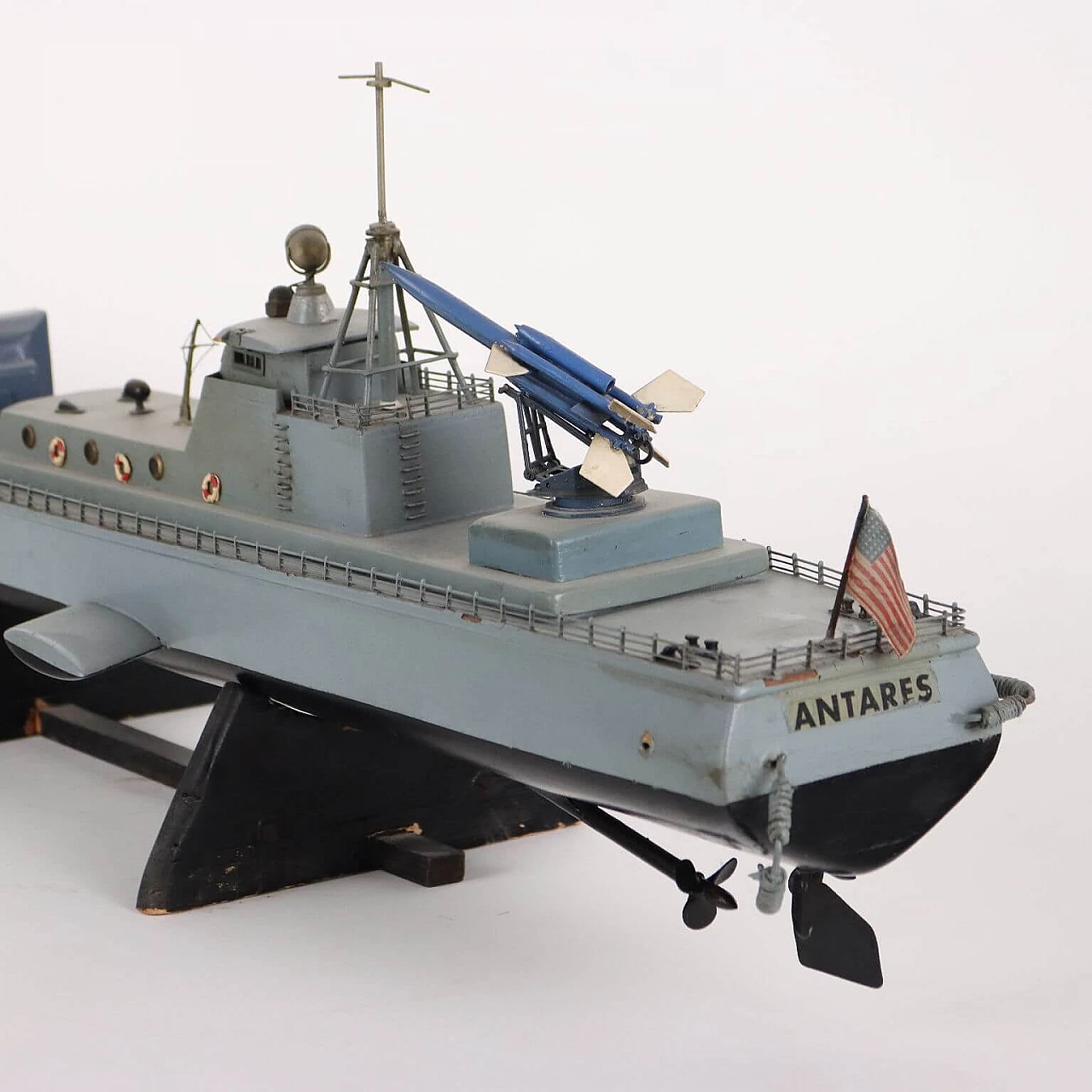 Modellino di nave da guerra in legno 3