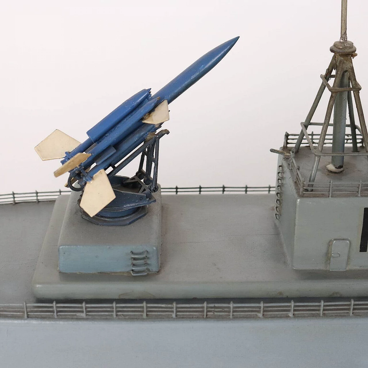 Modellino di nave da guerra in legno 4