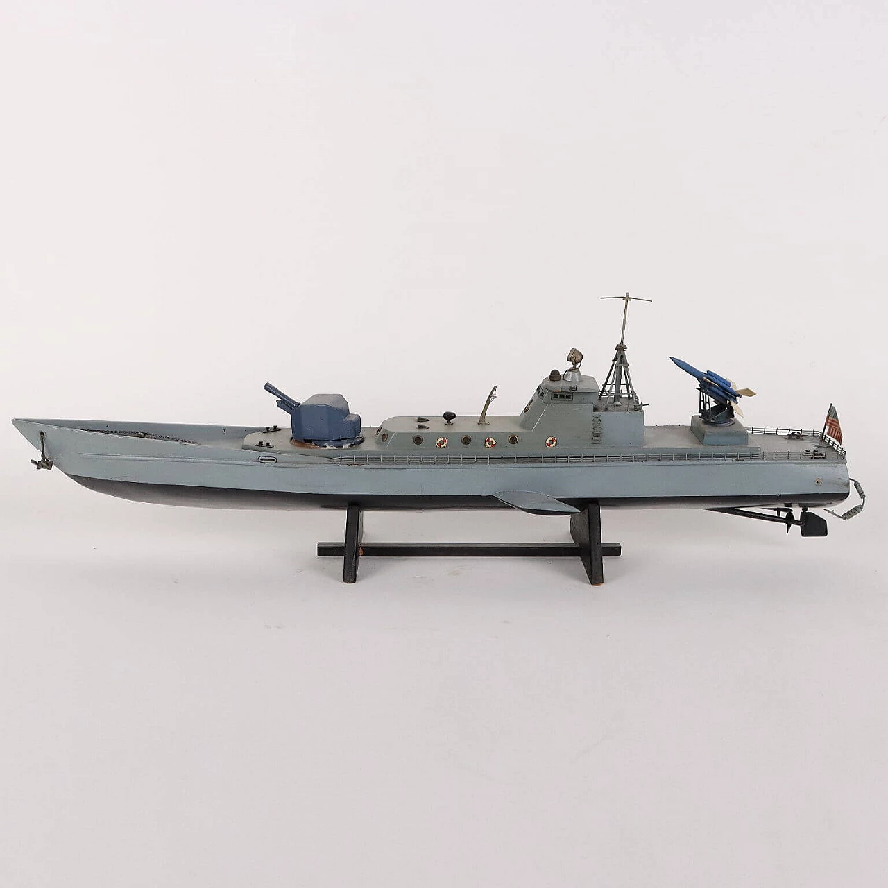 Modellino di nave da guerra in legno 9