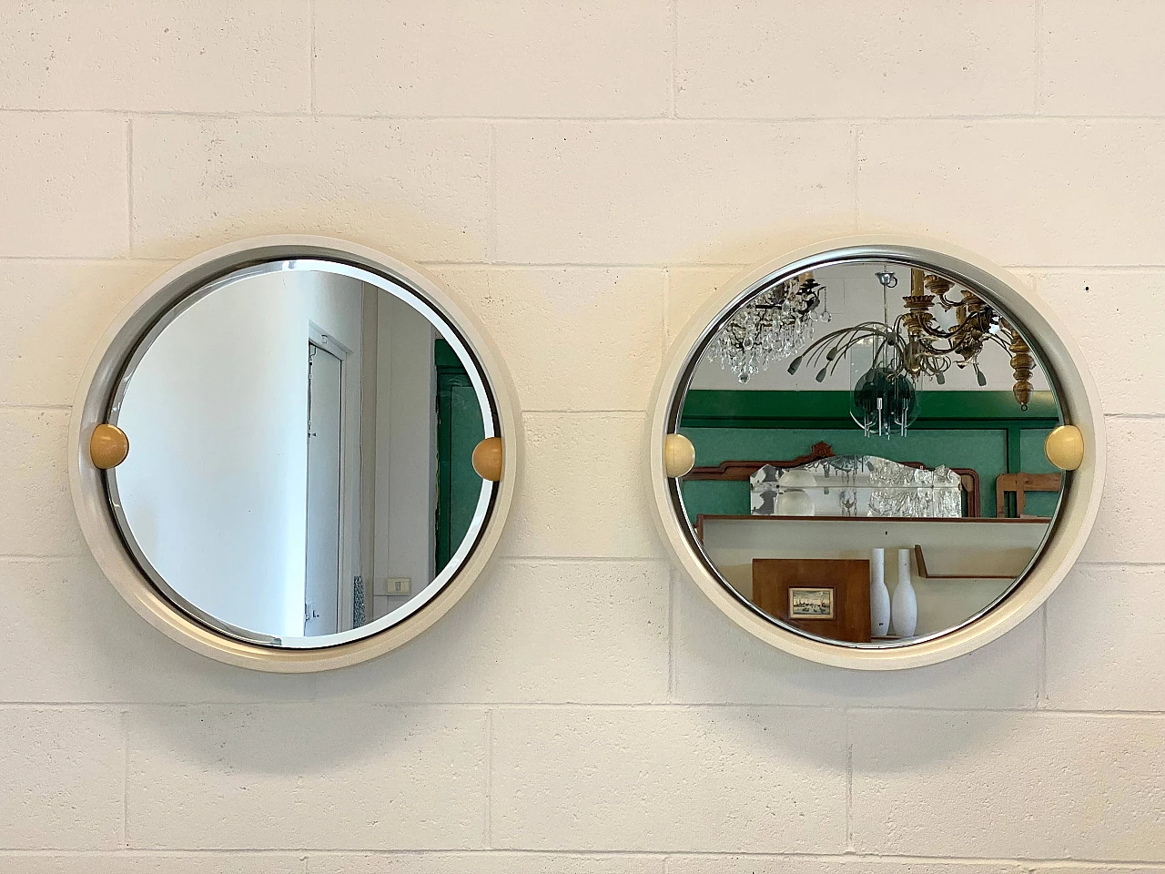Pair of round ivory lacquered wood tilting mirrors, 1970s 4