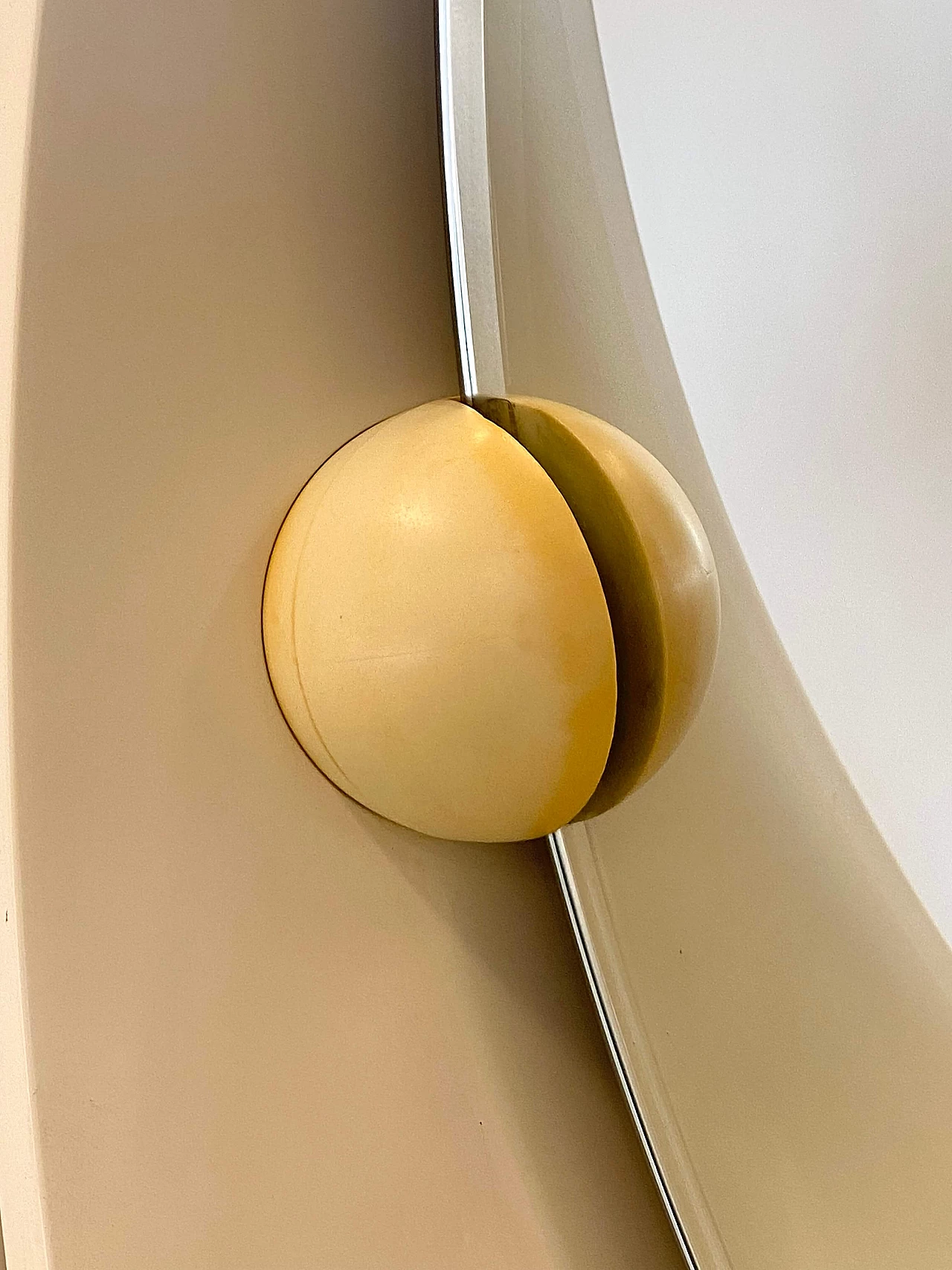 Coppia di specchi rotondi basculanti in legno laccato avorio, anni '70 5