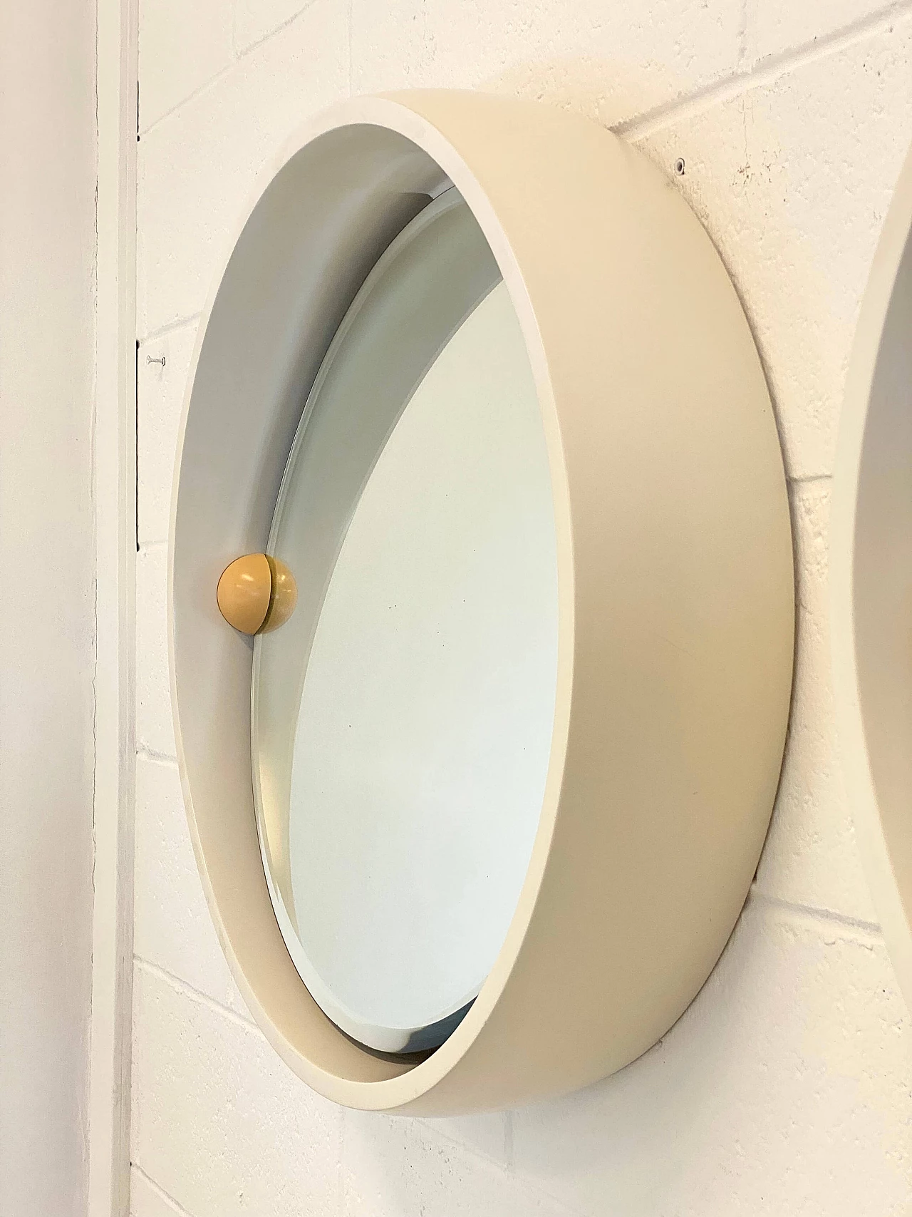 Pair of round ivory lacquered wood tilting mirrors, 1970s 6